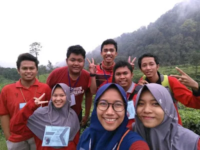 Dimulai dari kiri : Kresna, Ivan, penulis, harry, nigma Danti, Trias, Dea Dimulai dari kiri : Kresna, Ivan, penulis, harry, nigma Danti, Trias, Dea